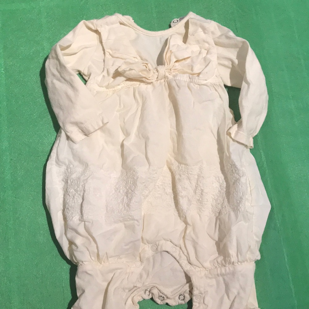 **SOLD** Taille O cream one piece lace/bow, 3M
